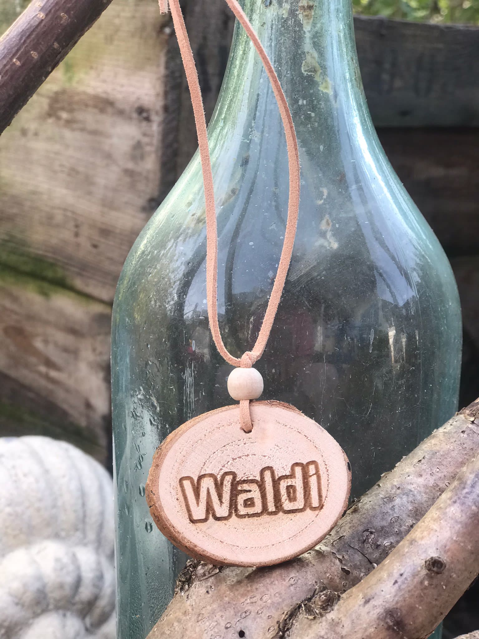Halskette mit "Waldi" Gravur in Waldorfschrift auf Holzscheibe mit Velourband – Bild 3