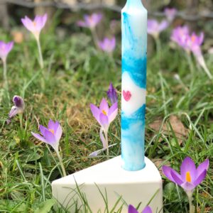 Kerzenhalter in Kuchenstückform mit Tafelkerze blau