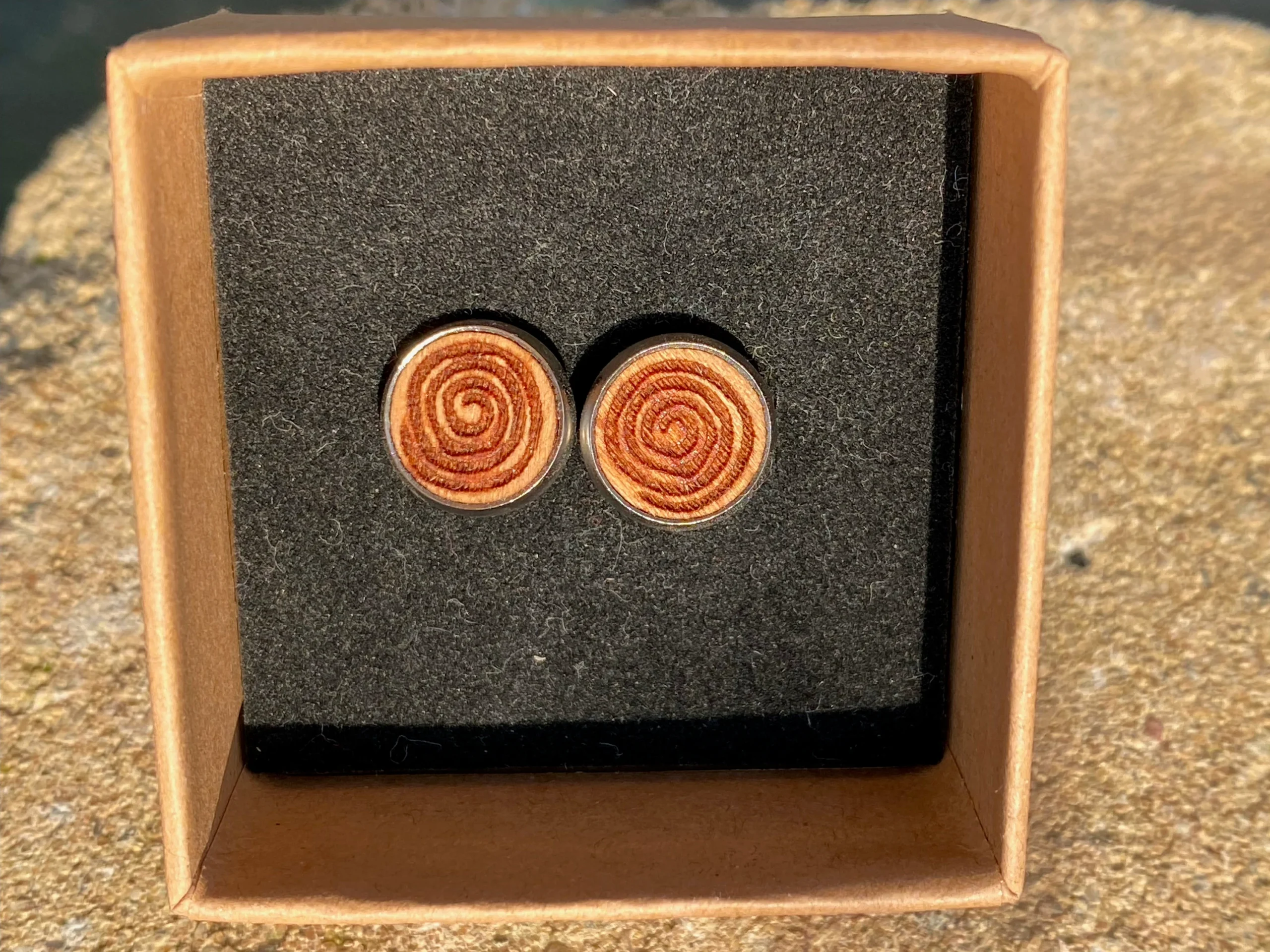Ohrstecker Motiv Wirbel aus Holz , Stecker in Edelstahl, Ø ca. 12mm – Bild 3