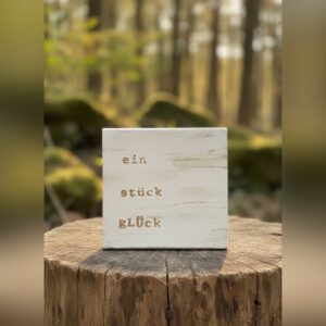 ein stück gLÜck Aufdruck auf Holzplatte