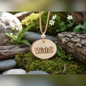 Halskette mit "Waldi" Gravur in Waldorfschrift auf Holzscheibe mit Velourband